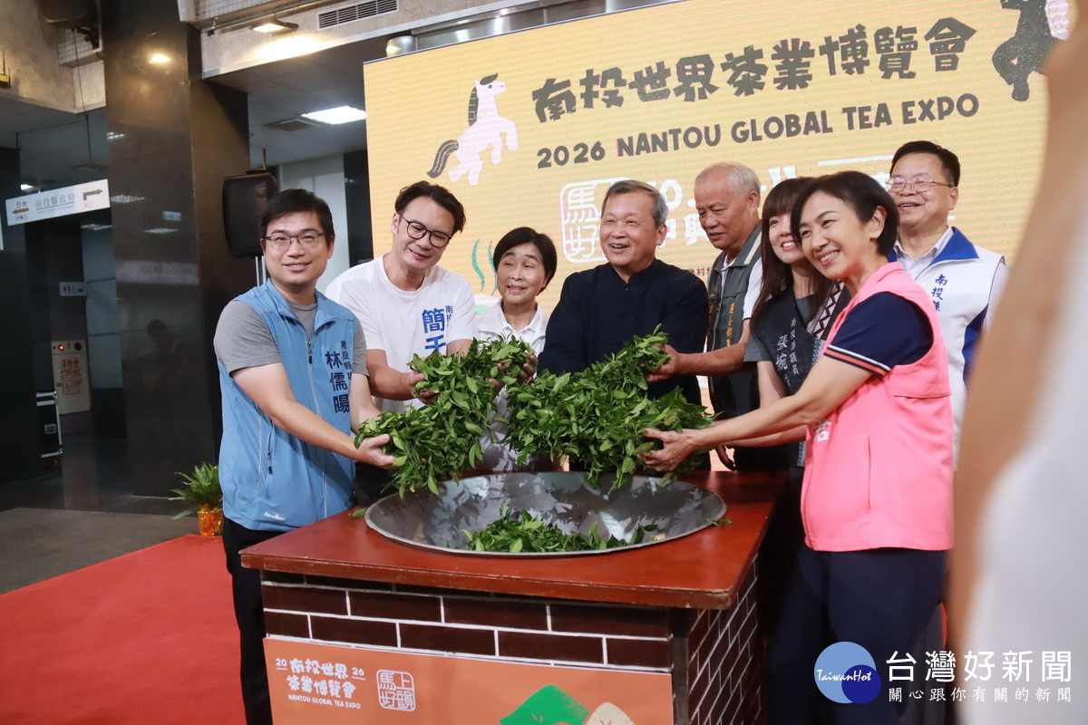 王副縣長與嘉賓先示範古式炒茶樂趣。(記者扶小萍攝)