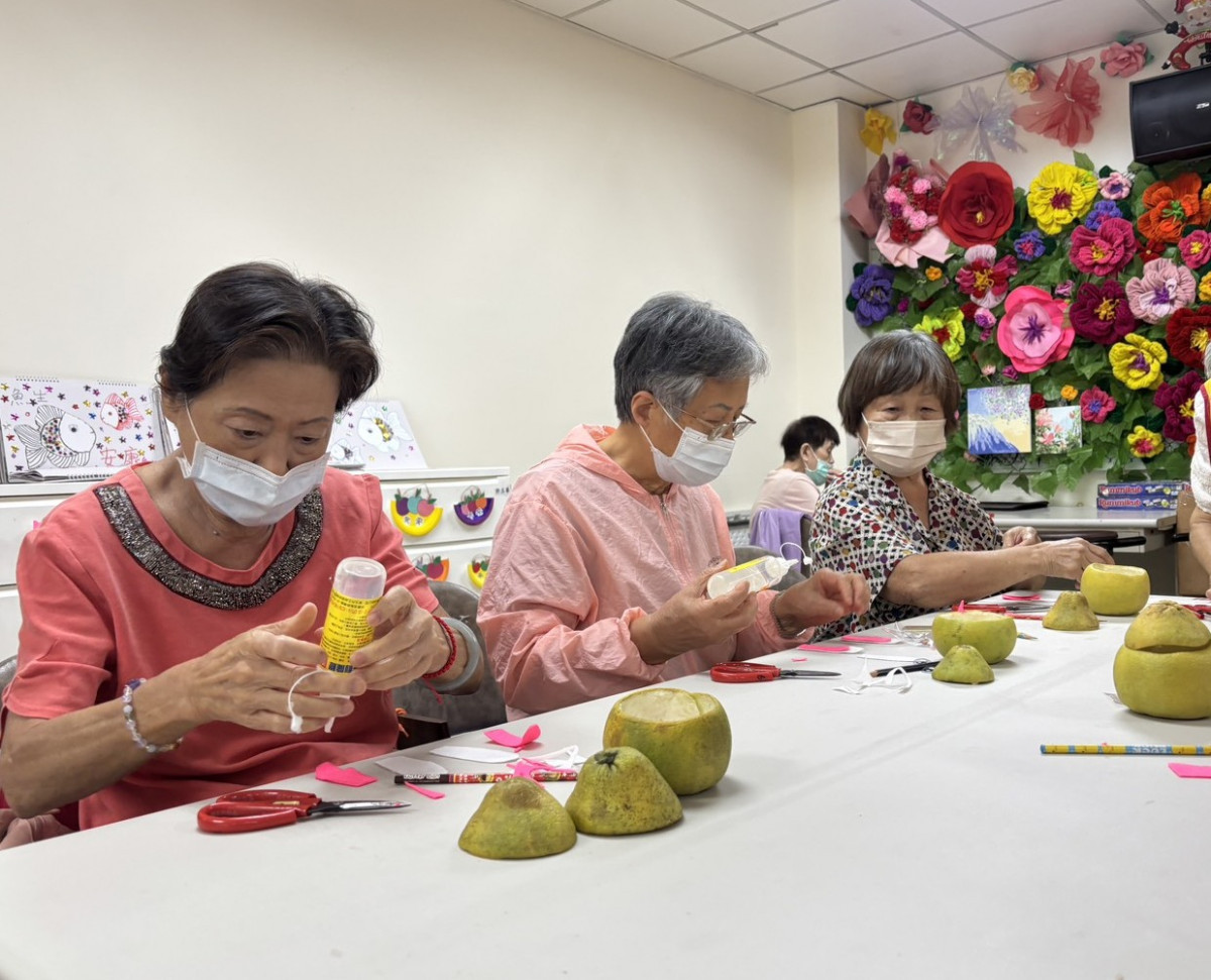 長樂居長輩動手製作柚子造型，發揮創意迎中秋