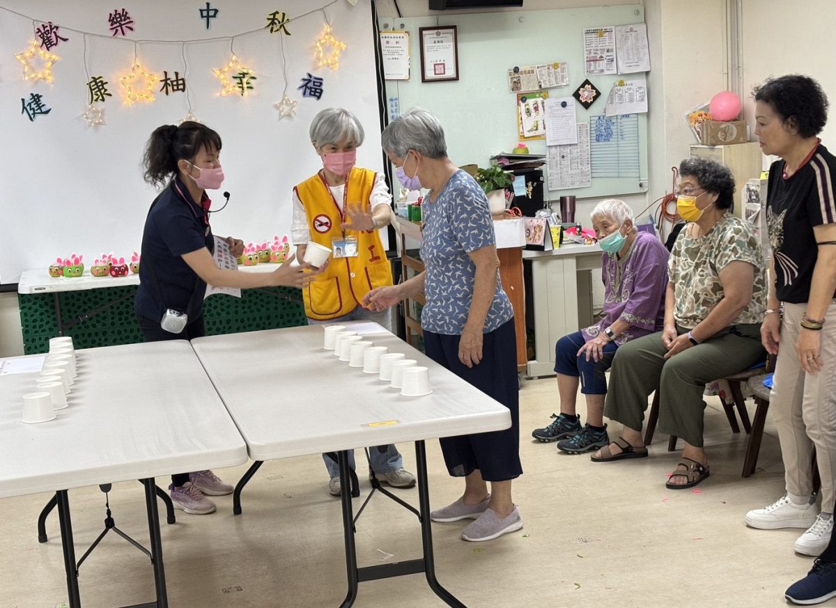 長樂居長輩動動腦玩遊戲，現場互動熱絡