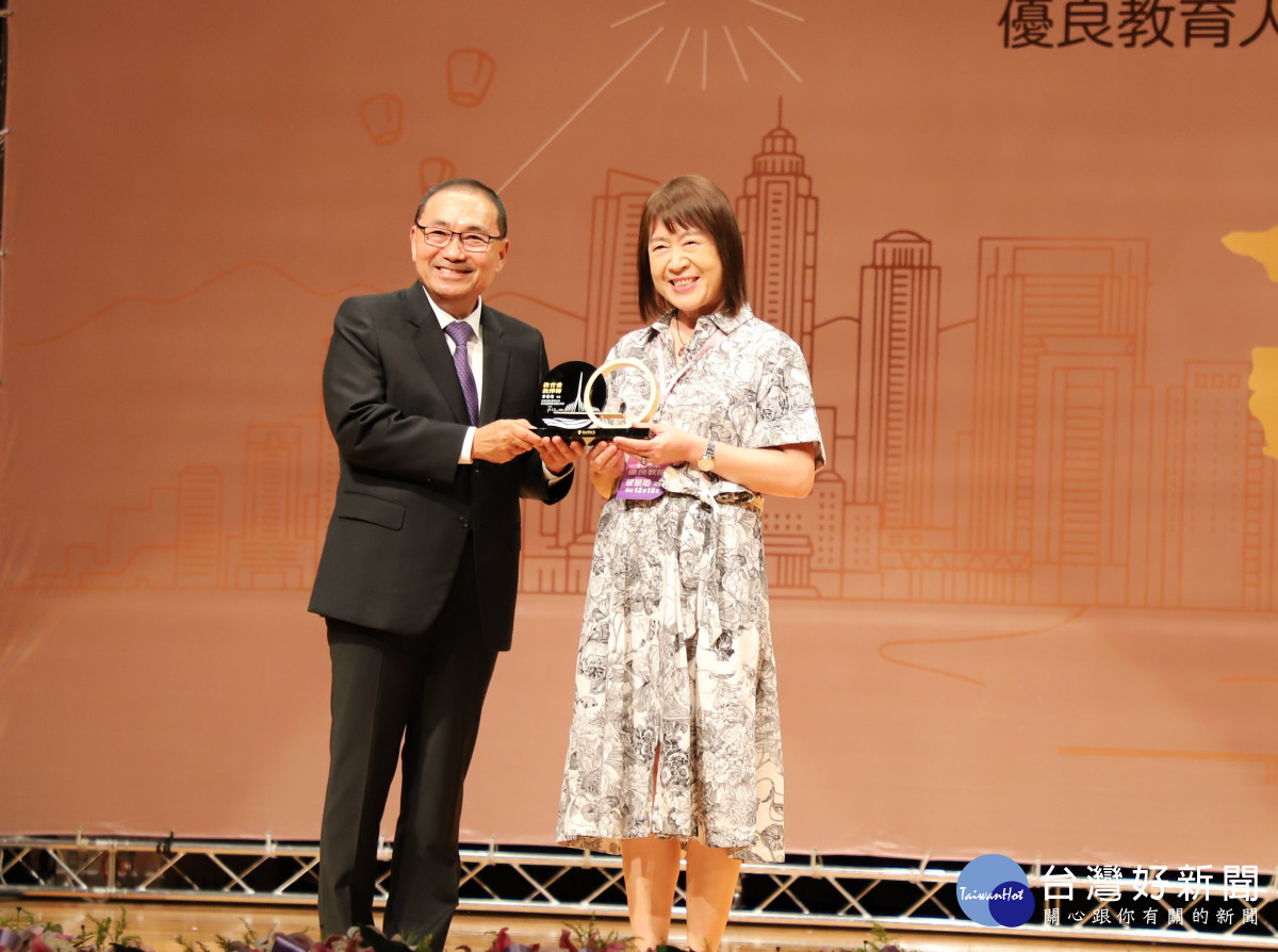 新北表揚優良教育人員　57位教師深耕杏壇40年