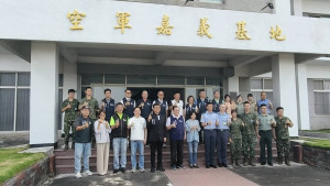嘉義市議會今天率團前往嘉義空軍四聯隊致贈秋節慰問金。（圖／記者陳致愷攝影）