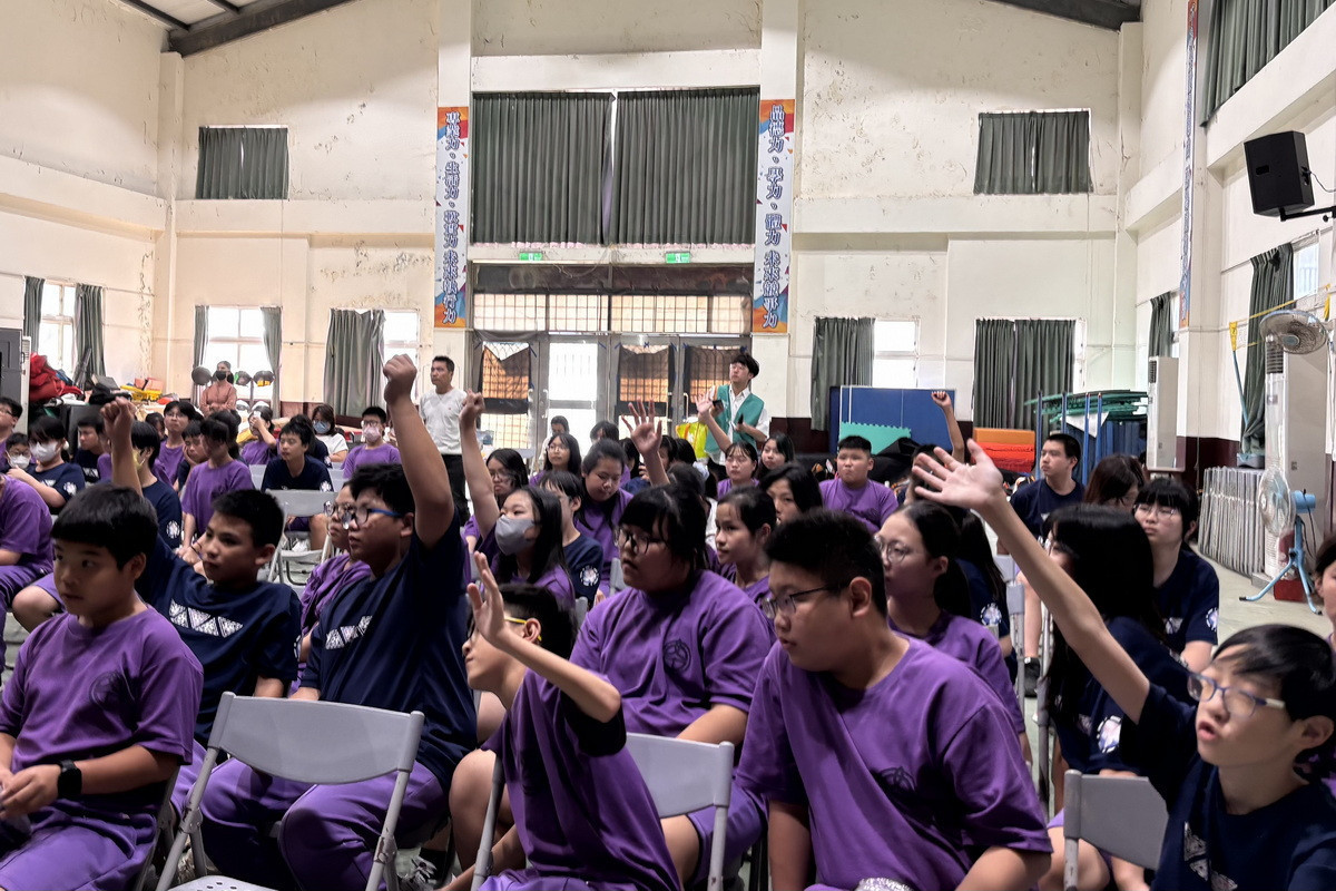 同學熱情互動舉手踴躍回答問題。