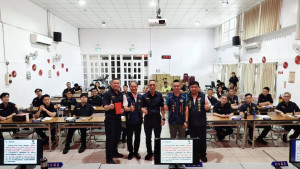 警友會致贈中秋獎勵金，向第一線執勤員警表達關懷與慰勉。