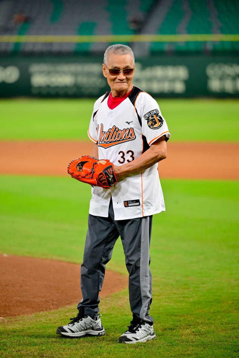 83歲石武吉先生站上投手丘