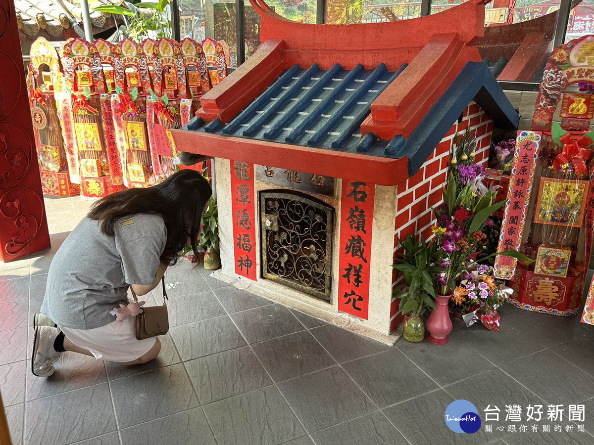 石龍宮是一座非常迷你的宮廟,伯公堅持駐在此福地。(記者扶小萍攝)