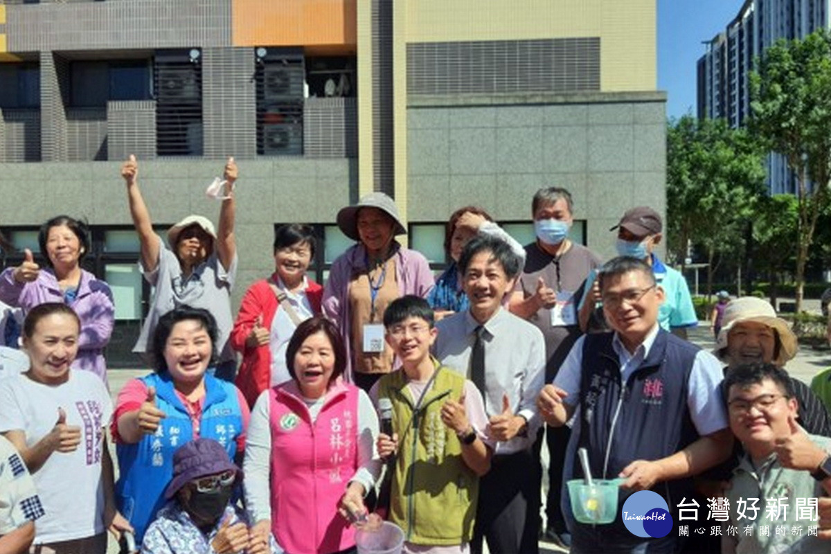 社區長者在八德一號社宅一起開心「捻花惹草」。