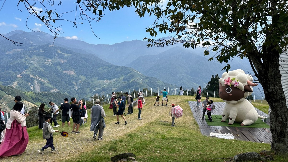 圖說:遊客以清境高山、草原及自然景致為背景拍照留念。(清境農場提供)<br />
<br />