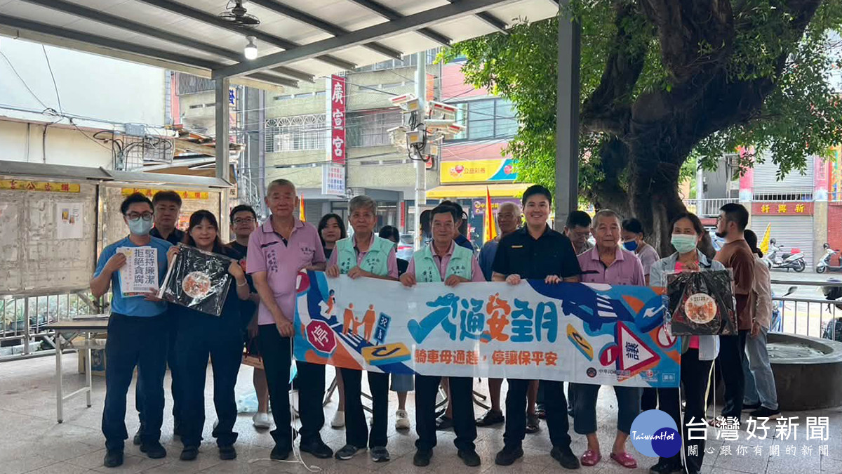 霧峰警中秋走進宮廟送平安　1小時千份交通安全福袋秒殺