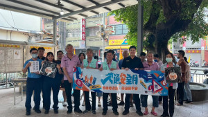 霧峰警中秋走進大里新興宮送平安，千份交通安全福袋1小時全數發完。