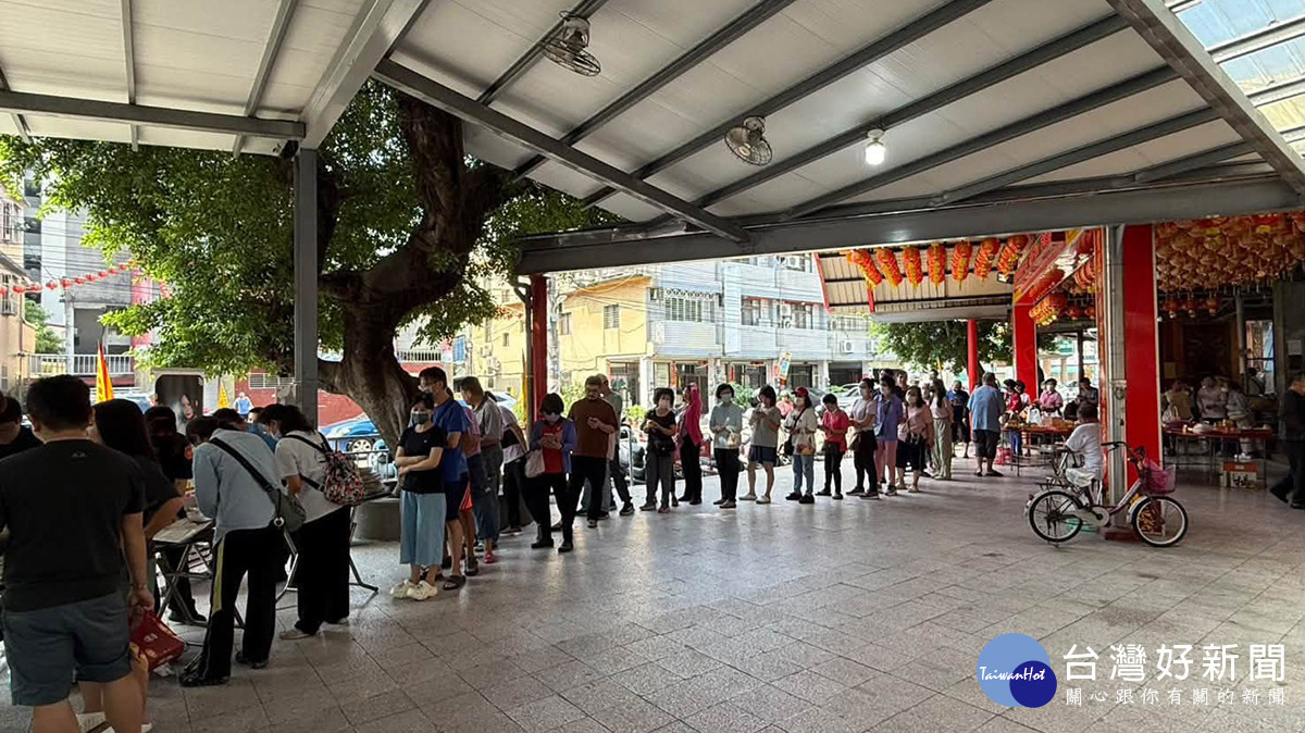 霧峰警送出千份聯名福袋,吸引大批鄉親排隊