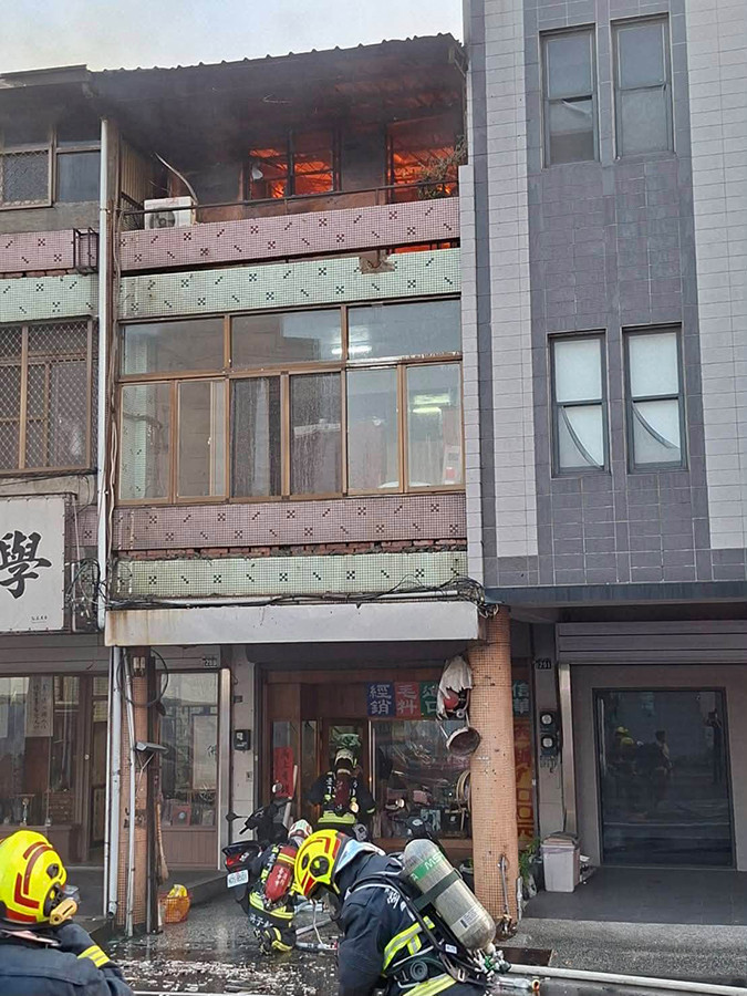 消防出動20車47人灌救,所幸一家3口及時逃生。