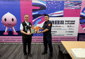 桃園市政府警察局長廖恆裕前往了解展區勤務，並準備了中秋月餅禮盒慰勉執勤同仁。