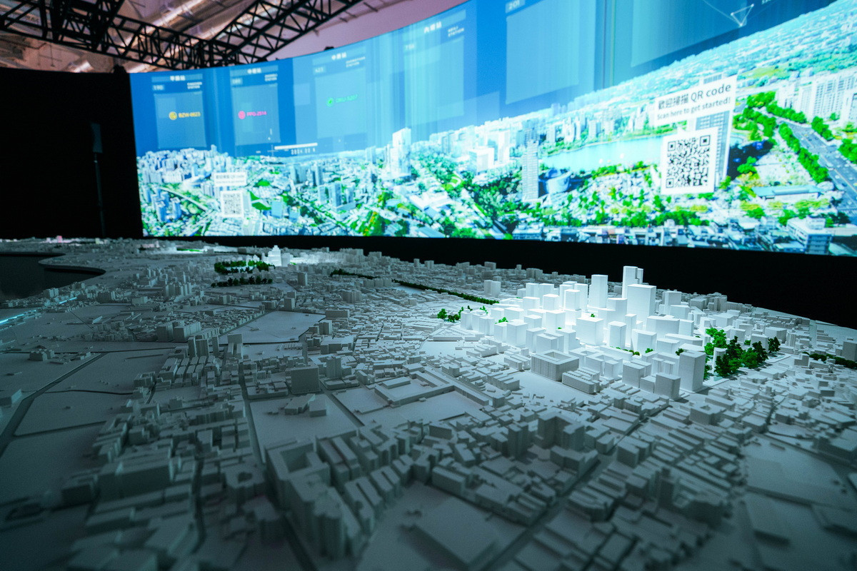 桃市府都發局在「2026台灣設計展」A2展區,打造1:1600「黃金軸線城市模型」成為最大亮點。<br />