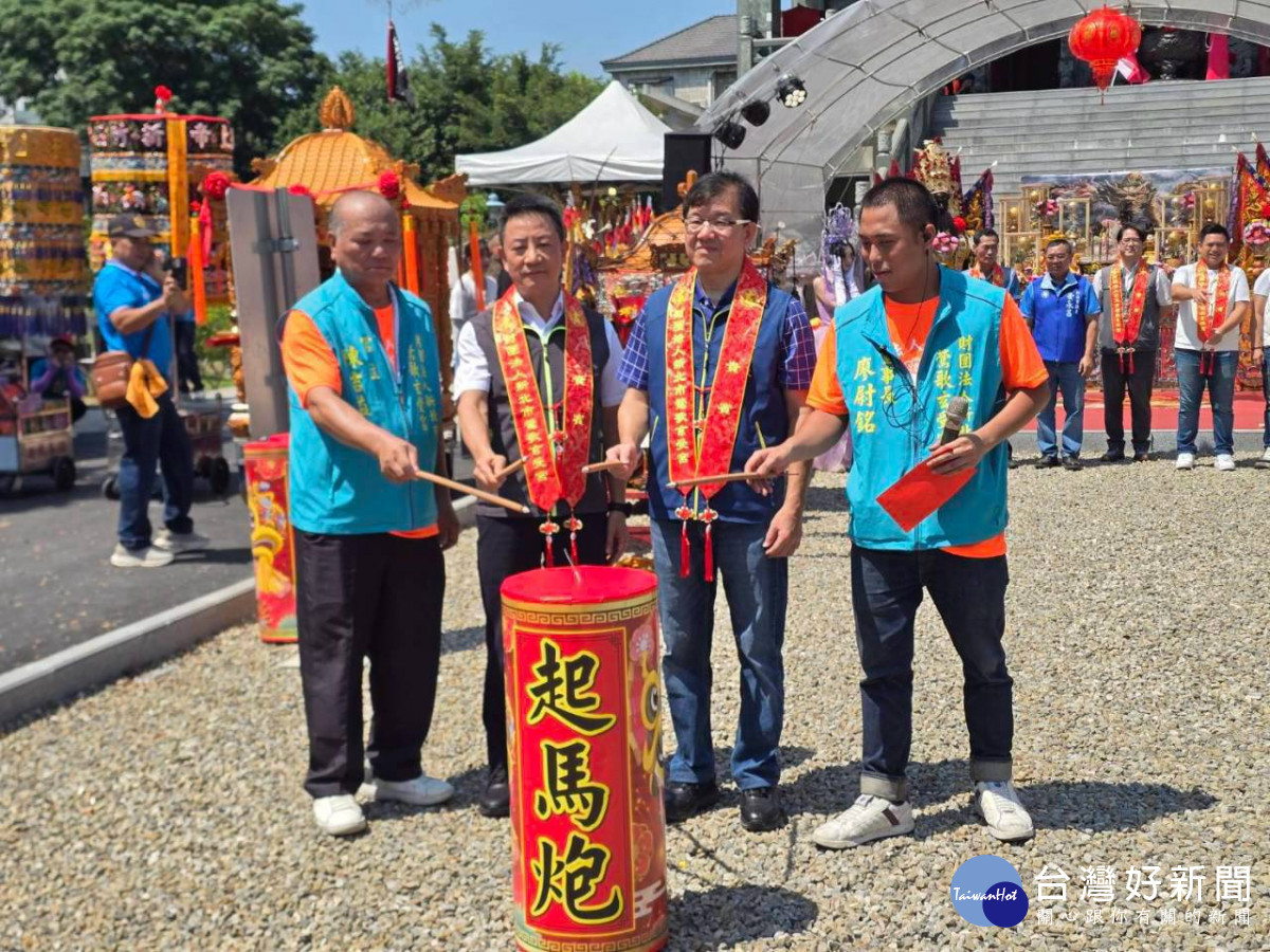 鶯歌玄受宮入火安座二載遶境大典　民政局長林耀長參拜祈福
