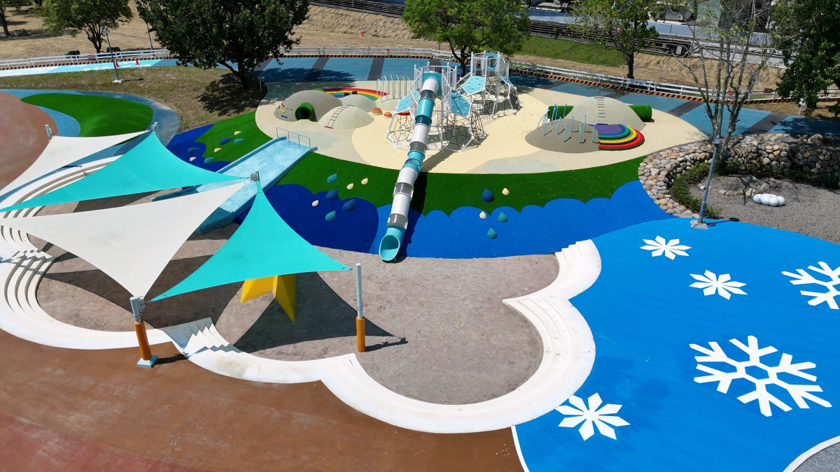 古亭河濱公園新設兒童遊戲場之雲朵地景遊戲組(圖/台北市水利處提供)
