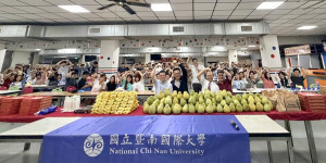 暨大國際專修部與緬甸特輔班，於台中校區準備柚子、蛋黃酥、肯德基與披薩，陪伴學生一起過中秋節。（暨大提供）