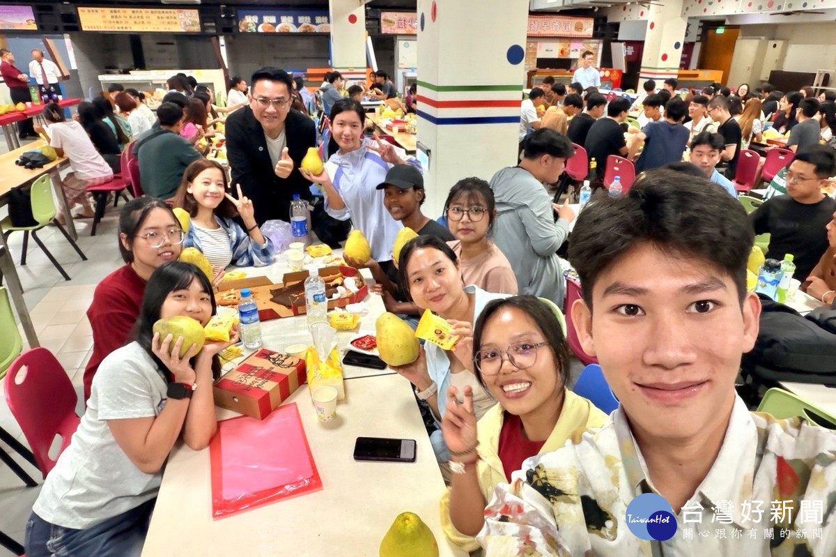圖說:暨大國際專修部與緬甸特輔班,於台中校區準備柚子、蛋黃酥、肯德基與披薩,陪伴學生一起過中秋節。(暨大提供)