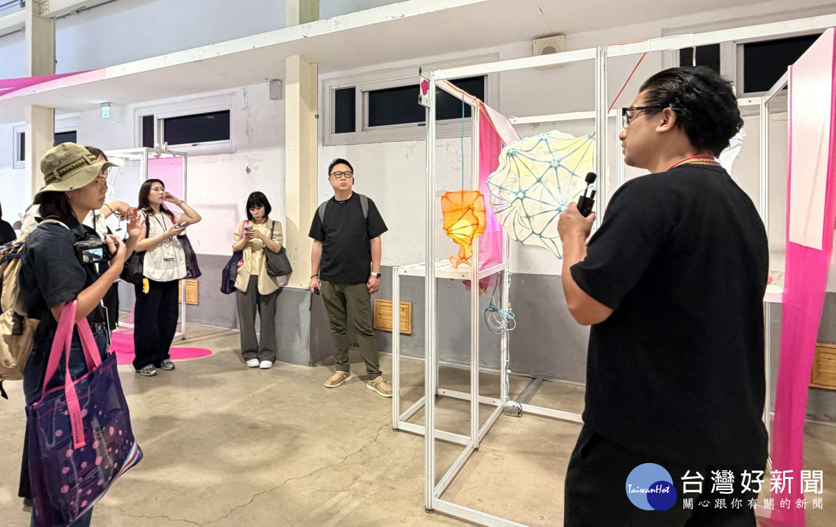 B2展區14倉導覽介紹作品。