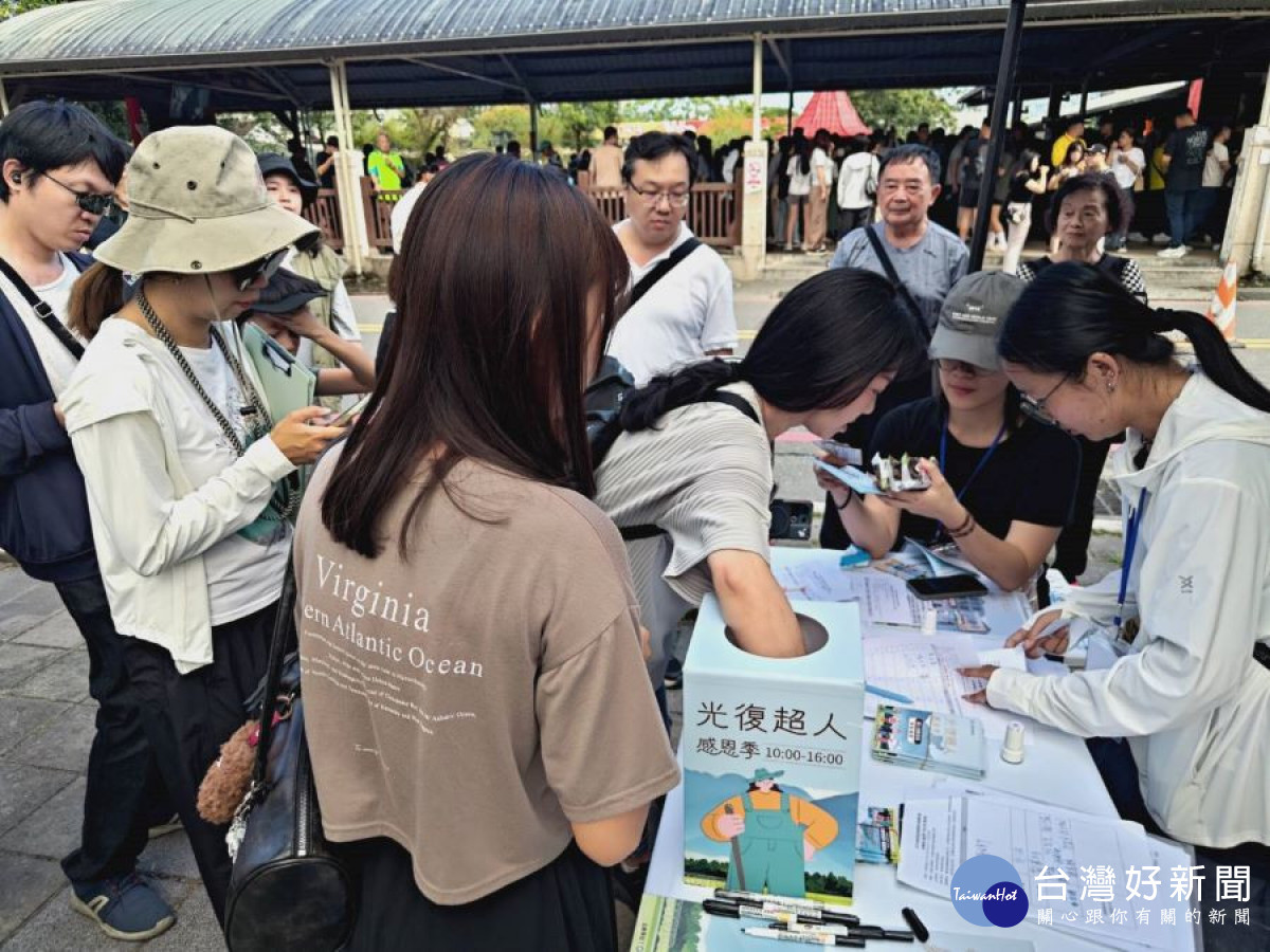 民眾參與「光復超人感恩季」踴躍消費集點,排隊兌換光復超人感恩季活動好禮。(圖/經濟部商業發展署)