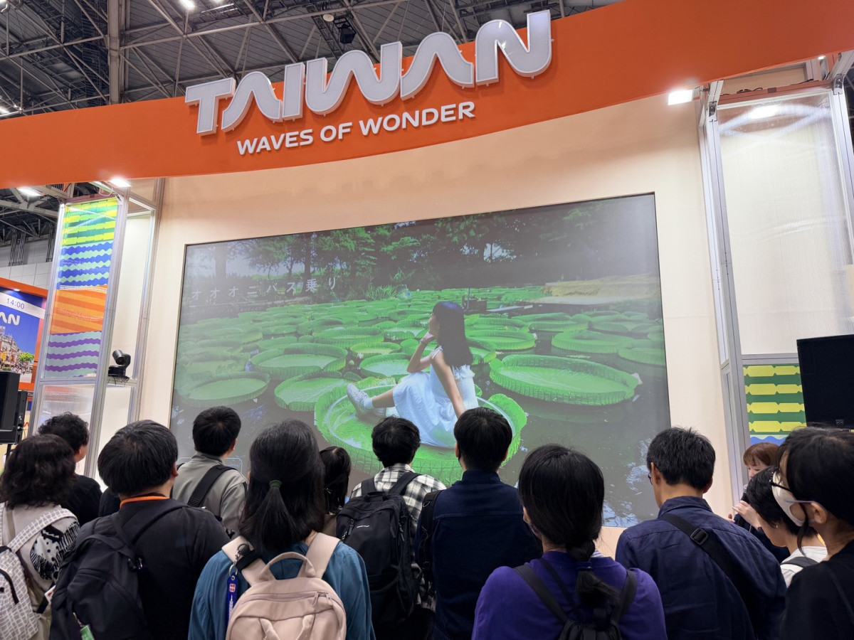 台灣館舞台時段介紹桃園觀光資源，吸引日本民眾駐足聆聽。