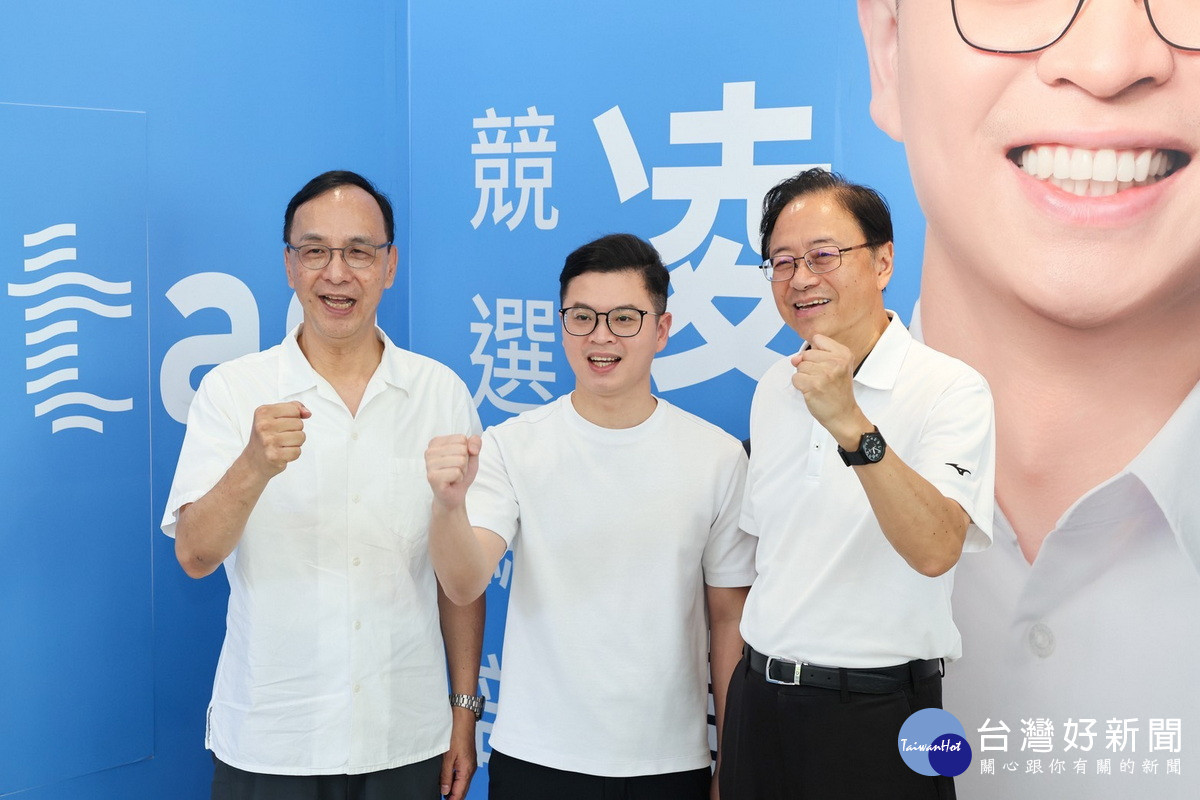 站台致贈「涼扇與桃園米」　朱立倫、張善政攜手挺凌濤