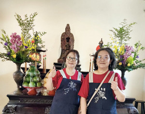 中華花藝協會理事長黃玉梨（左）與理事陳錦慧（右）在後殿崇聖祠