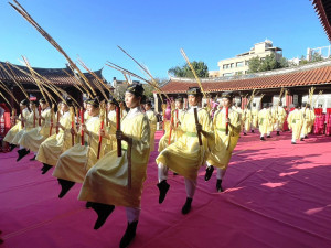 彰化祭孔循古禮獻六佾舞，王惠美感謝教師奉獻。圖／彰化縣政府提供