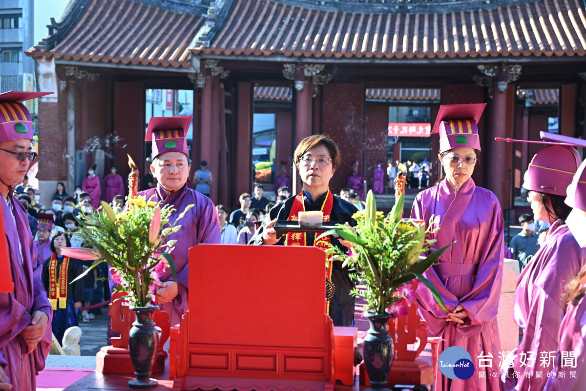 彰化祭孔循古禮獻六佾舞，王惠美感謝教師奉獻。圖／彰化縣政府提供