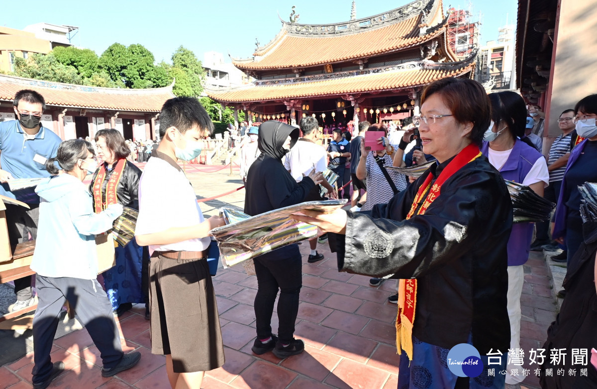 縣長王惠美發送福袋。圖／彰化縣政府提供