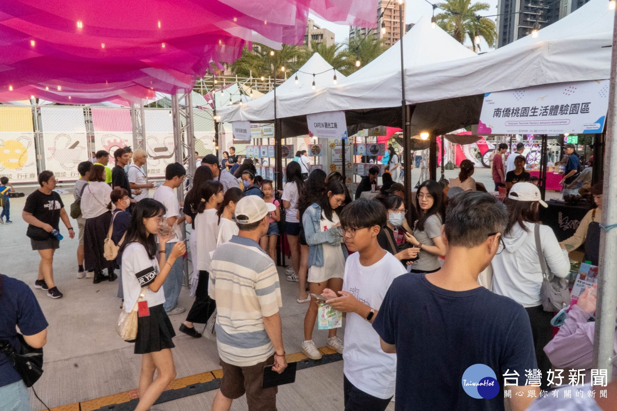 市府經發局「桃園流・行工廠」展區集結在地產業，呈現深厚底蘊，攜手購物節共同創造桃園經濟新實力。