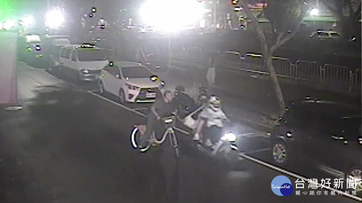 一個迴轉釀3車碰撞！自行車撞機車再撞轎車　肇事者落跑