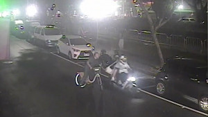 自行車疑迴轉撞機車　再撞路邊轎車！騎士竟趁警到前離場。（圖/陳招宗翻攝）