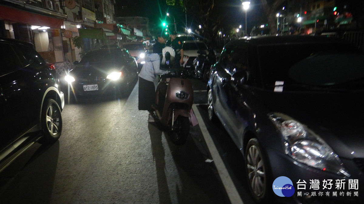 自行車疑似迴轉撞上機車,機車再撞路旁轎車,造成騎士輕微擦挫傷。