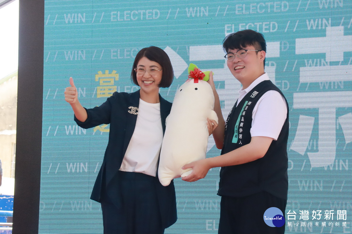 馬文君、許淑華等贈鳳梨好彩頭祝福。（記者扶小萍攝）