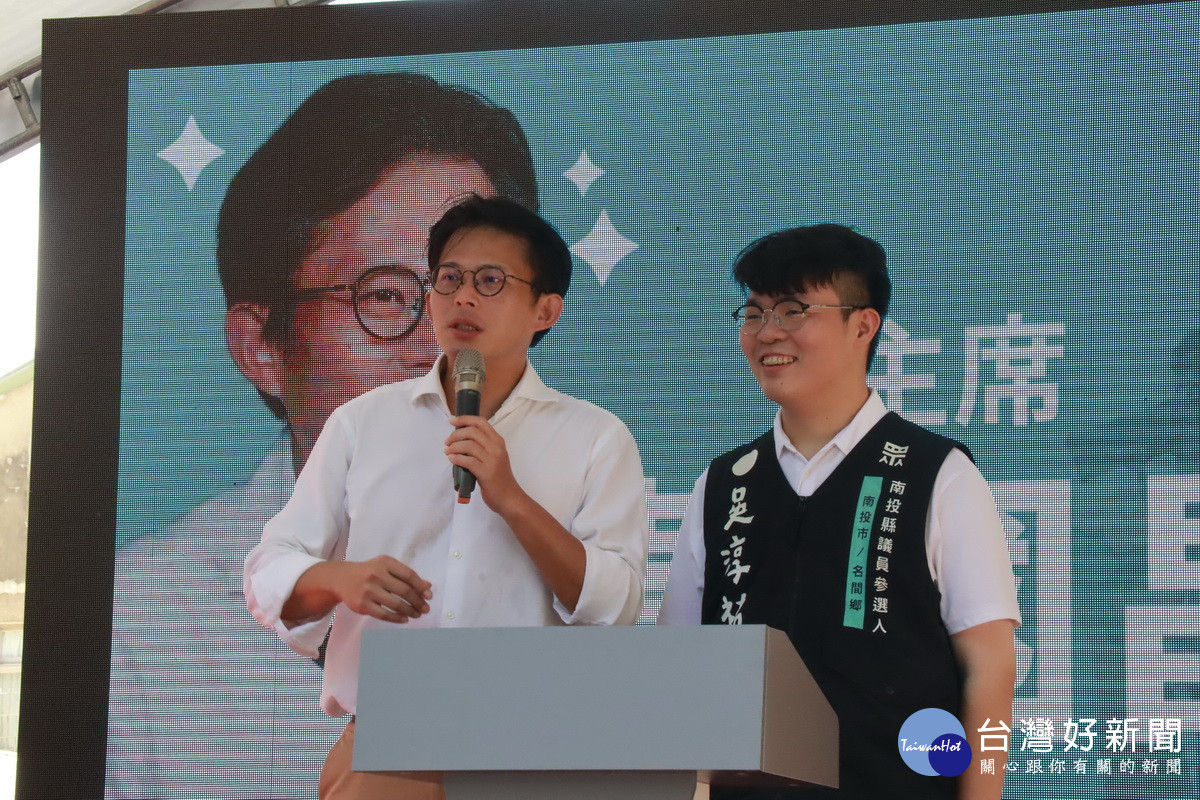 黃國昌主席要將民眾黨瑰寶贈予南投縣。（記者扶小萍攝）