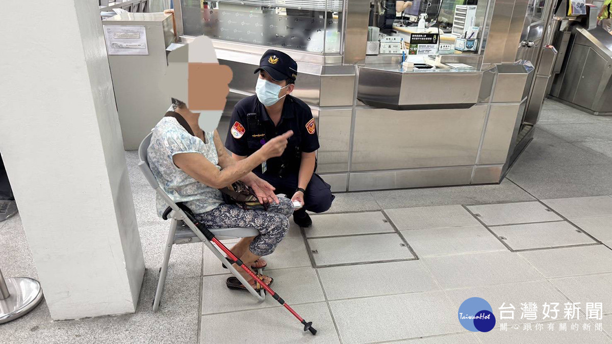 女兒沒出現、手機剩2%　73歲婦捷運站徘徊2小時　警暖心助返家