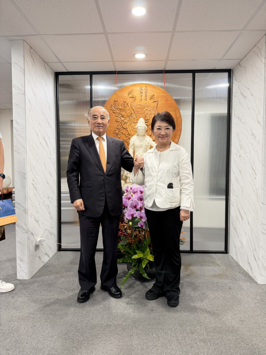 盧秀燕市長卸任倒數,王盧兩人緊密互動,讓外界有諸多想像空間。(照片來源 讀者提供)