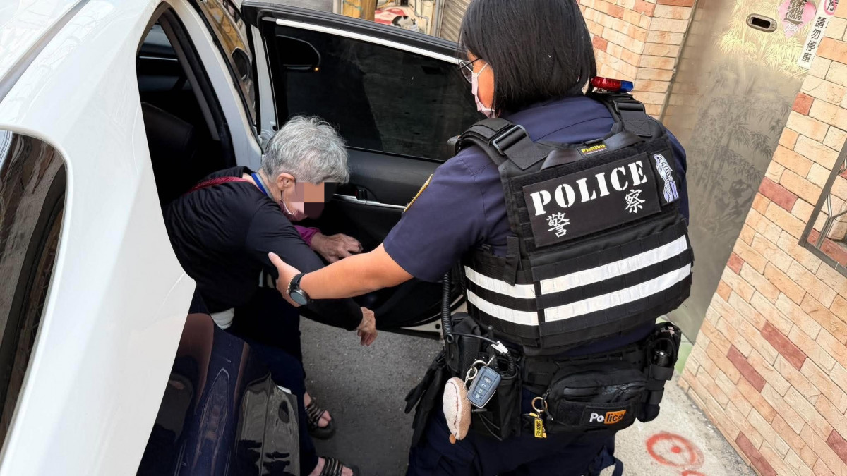 陳姓老婦訪友迷失返家方向，龍興派出所員警巡邏經過，察覺異狀後主動上前關心，協助老婦平安返家。