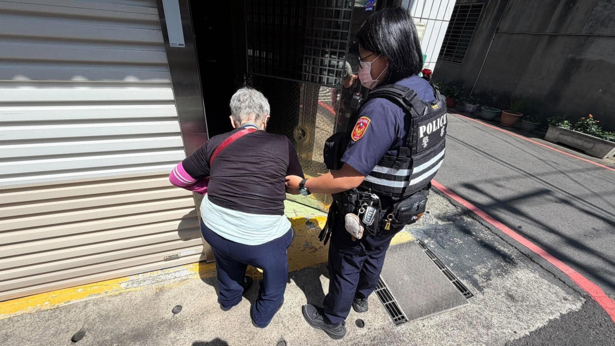 陳姓老婦訪友迷失返家方向，龍興派出所員警巡邏經過，察覺異狀後主動上前關心，協助老婦平安返家。