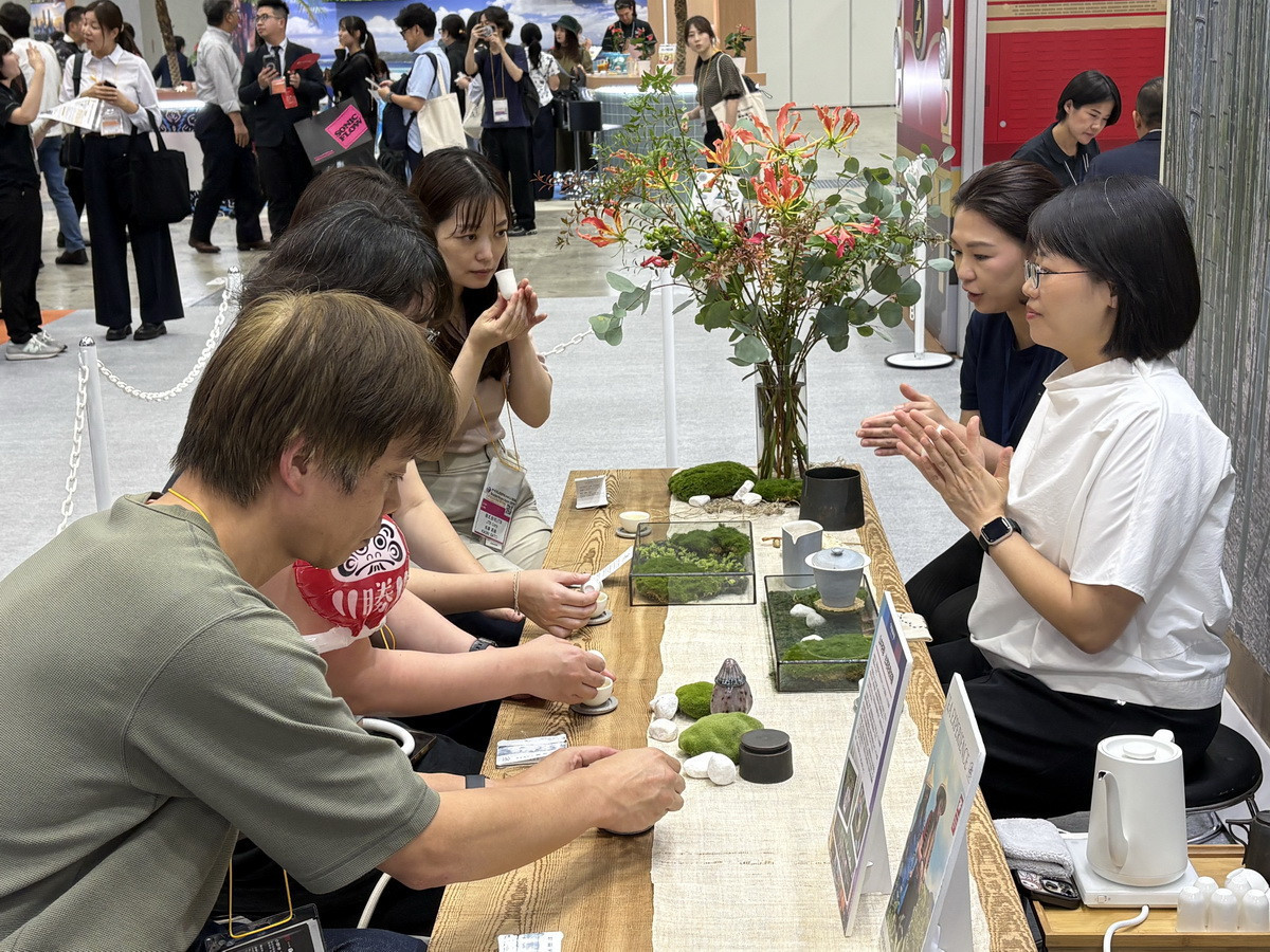 向日本民眾介紹南投好茶。(縣府提供)