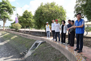 雲林縣長張麗善率縣府團隊會勘古坑鄉水碓農村社區土地重劃區滯洪池／翻攝照片