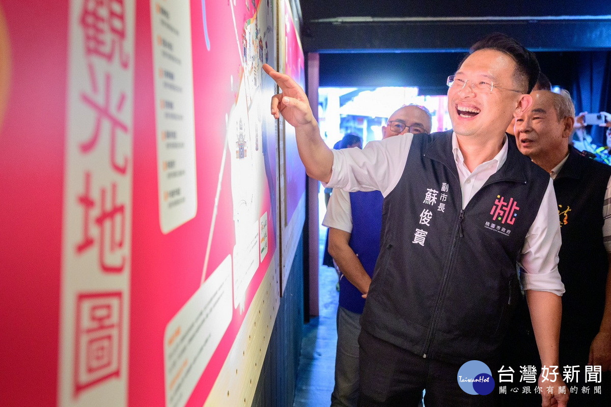 桃園市副市長蘇俊賓觀看地圖認識龍潭的歷史與文化。<br />
