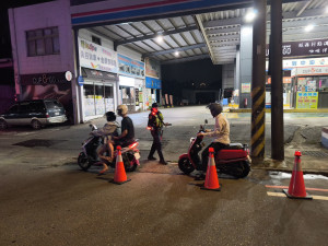 桃園市政府警察局交通警察大隊直屬中隊在桃園區龍壽街執行取締酒駕路檢勤務。
