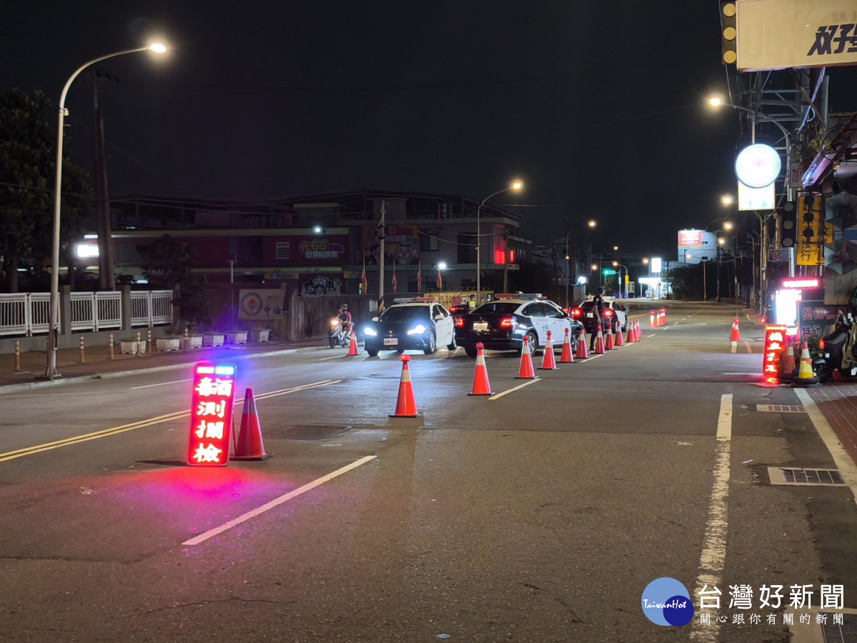 桃園市政府警察局交通警察大隊直屬中隊在桃園區龍壽街執行取締酒駕路檢勤務。