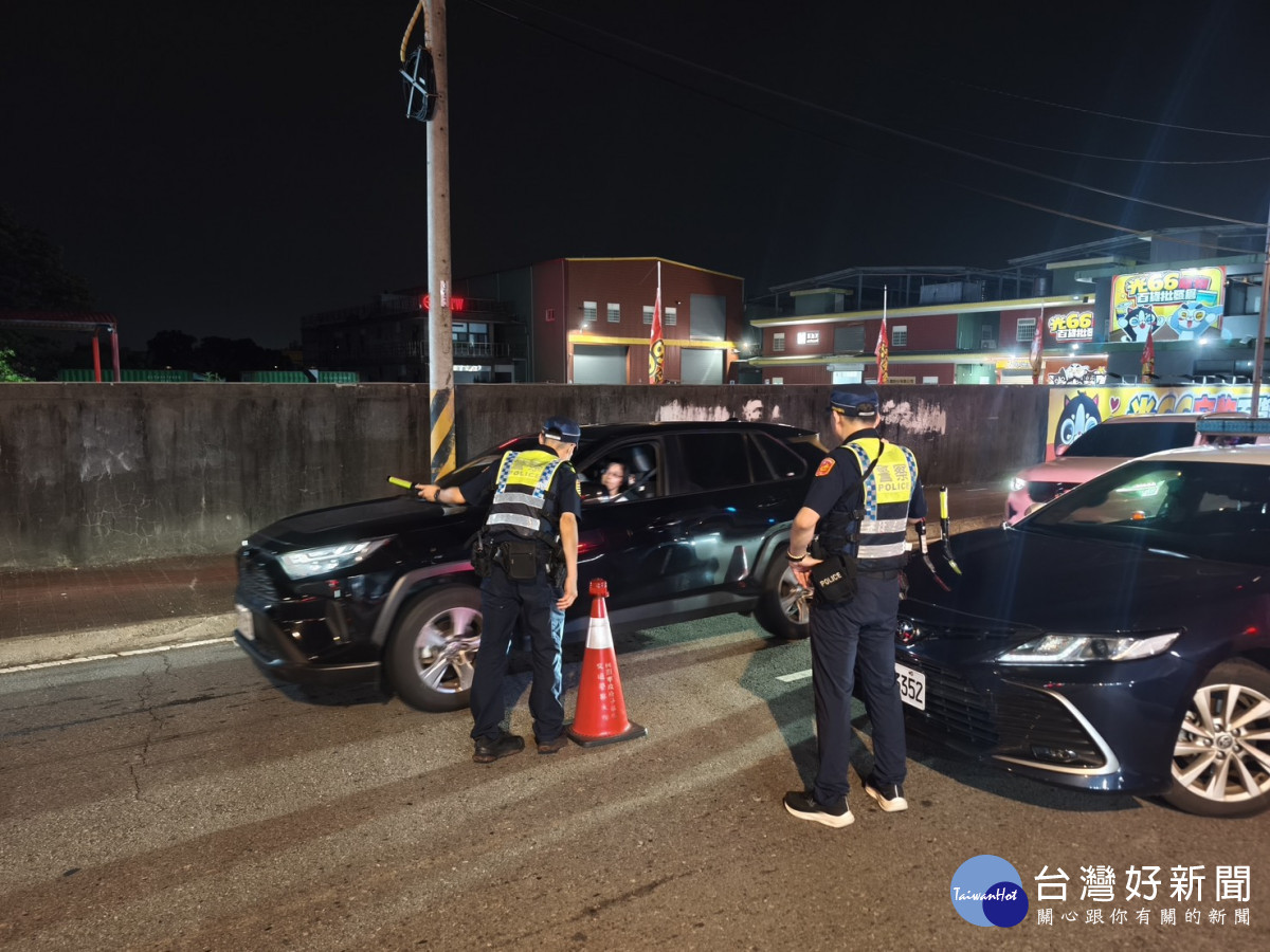 桃園市政府警察局交通警察大隊直屬中隊在桃園區龍壽街執行取締酒駕路檢勤務。