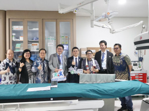 新竹臺大分院吳志成副院長（左四）率團赴印尼萬隆，參與 RS Murni Teguh Naripan Bandung 醫院心導管中心落成典禮。