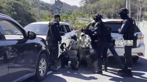 台中警方結合保大特勤中隊無人機與ATAK系統，陸空夾擊逮捕逃往新竹山區的詐團主嫌。（圖/陳招宗 翻攝）