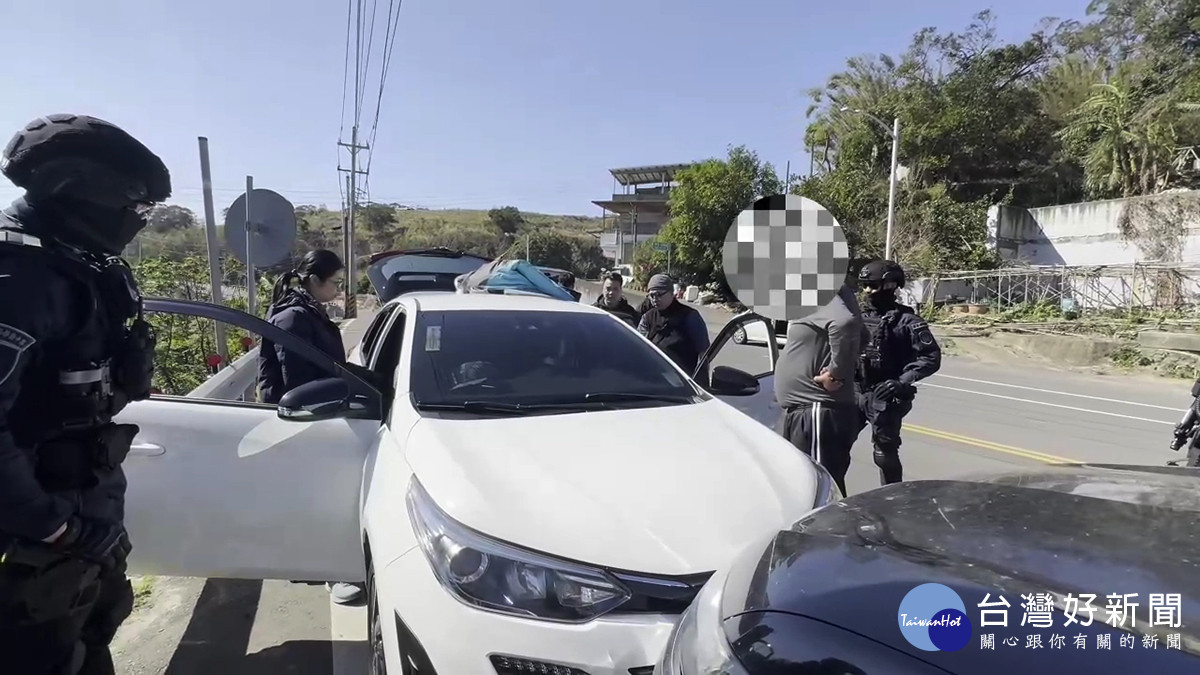 台中警方啟動無人機搭配ATAK系統，鎖定逃往新竹山區的詐團主嫌，陸空夾擊逮捕。