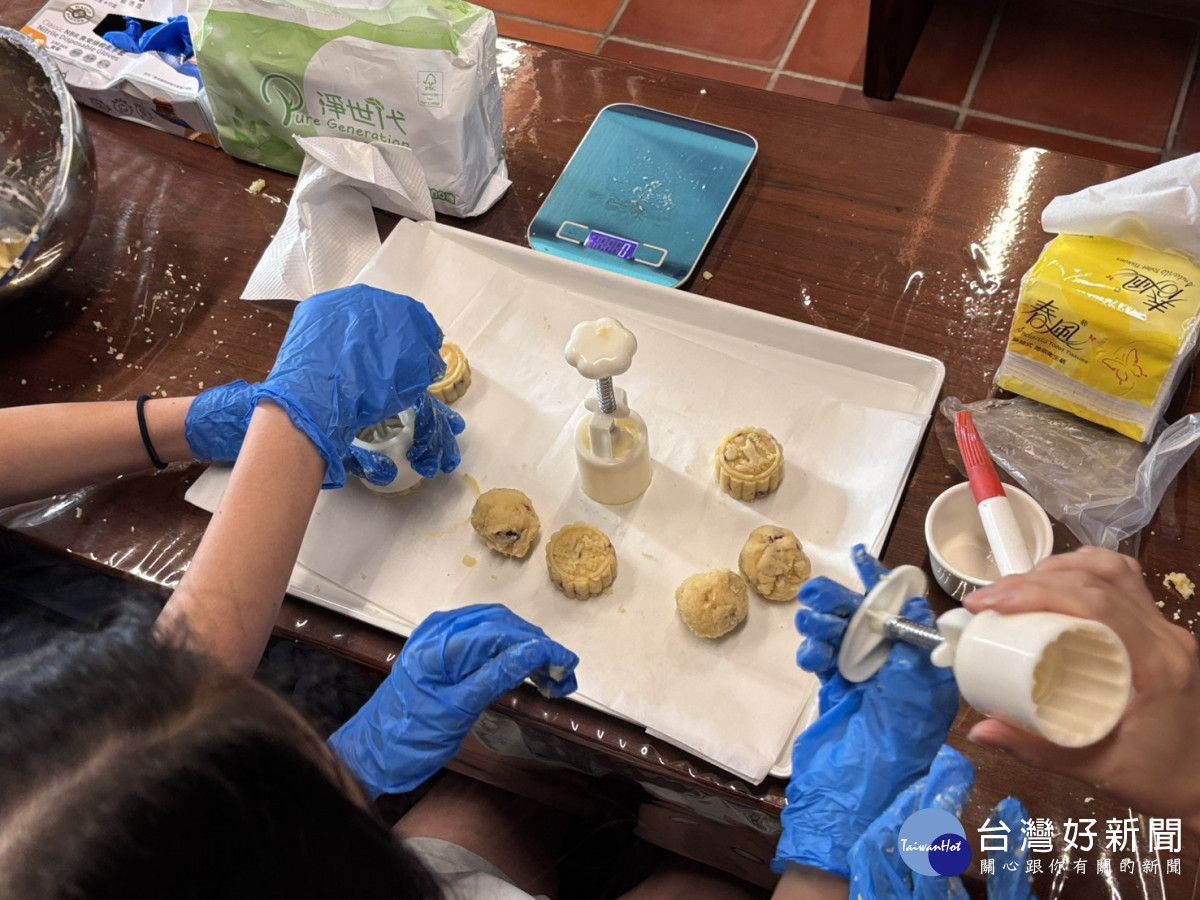 由參與者親手製作綠豆糕,認識糕餅文化。圖/頂新和德文教基金會提供