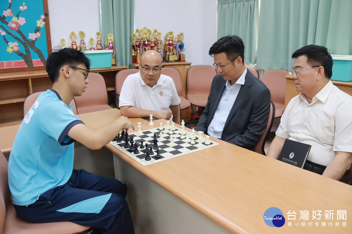 洪盛宸下指導棋。(記者扶小萍攝)